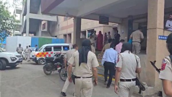 Murder in broad daylight in Alipore, Delhi, two people standing on the roadside were shot by miscreants;  death of one