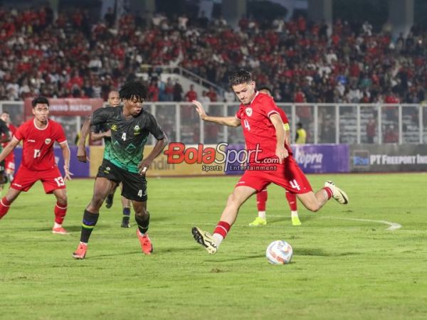 Justin Hubner (kanan) akan menendang bola saat bertanding dalam laga uji coba timnas Indonesia versus timnas Tanzania di Stadion Madya, Senayan, Jakarta, Minggu (2/6/2024).