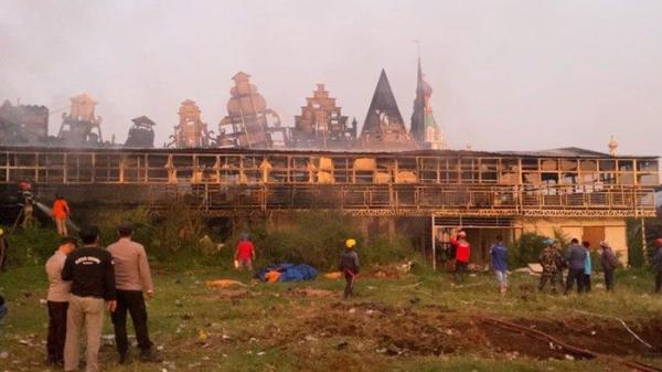 PADAMKAN API - Sebuah bangunan di tempat wisata Taman Bunga Celosia, Kecamatan Bandungan, Kabupaten Semarang pada Selasa (6/8/2024) sore. Para petugas pemadam kebakaran masih memadamkan api.