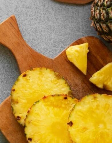 Smoking and tobacco generate free radicals in the body. The flavonoids and phenolic acids in pineapple contain antioxidants that protect cells from damage caused by free radicals.