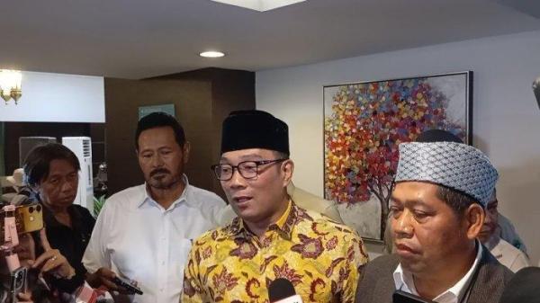 Bakal calon gubernur Jakarta Ridwan Kamil bersama Ketua Sahabat Jakarta Sutrisno Muslimin usai deklarasi dukungan di kawasan Menteng, Jakarta Pusat pada Kamis (19/9/2024).