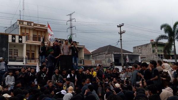 Kapolres Tasikmalaya Kota, AKBP Joko Sulistiono, bersama Komandan Batalyon D Pelopor Satuan Brigade Mobile (Brimob) Polda Jawa Barat bermarkas di Tasikmalaya, Kompol Iyus Ali Yusuf, ketika meminta maaf di hadapan mahasiswa dari berbagai elemen organisasi, Rabu (4/9/2024). 