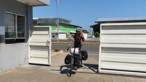 Pemuda Majalengka yang berhasil mengayuh sepeda sampai Makkah, Ari Ariyami saat berkunjung ke Kawasan Industri Kendal (KIK), Kamis (19/9/2024). 