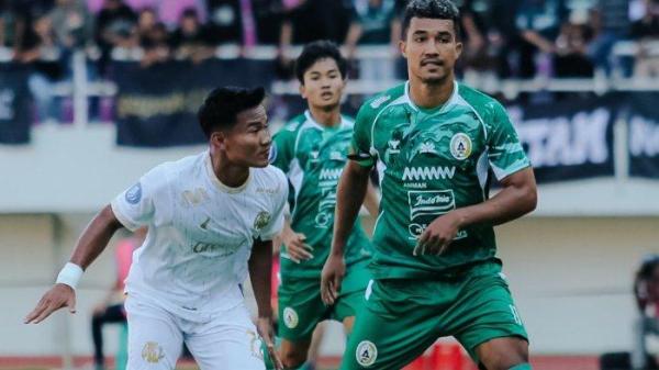 Bayu Setiawan (Arema FC) duel dengan Gustavo Tocantins (PSS Sleman) di Liga 1.