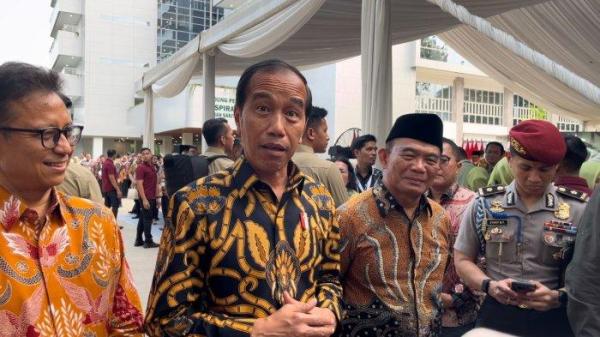 Presiden Joko Widodo (Jokowi) diwawancarai awak media usai meresmikan Gedung Respirasi Kesehatan Ibu dan Anak Rumah Sakit Persahabatan, Jakarta, Junat, (30/8/2024). 