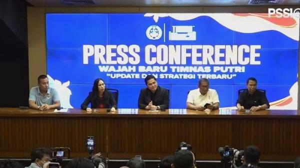 Ketua Umum PSSI, Erick Thohir, Exco Vivin Sungkono, Sumardji, Sekjen PSSI Yunus Nusi saat jumpa pers di ruang press conference Stadion Utama GBK, Senayan, Sabtu (21/9).