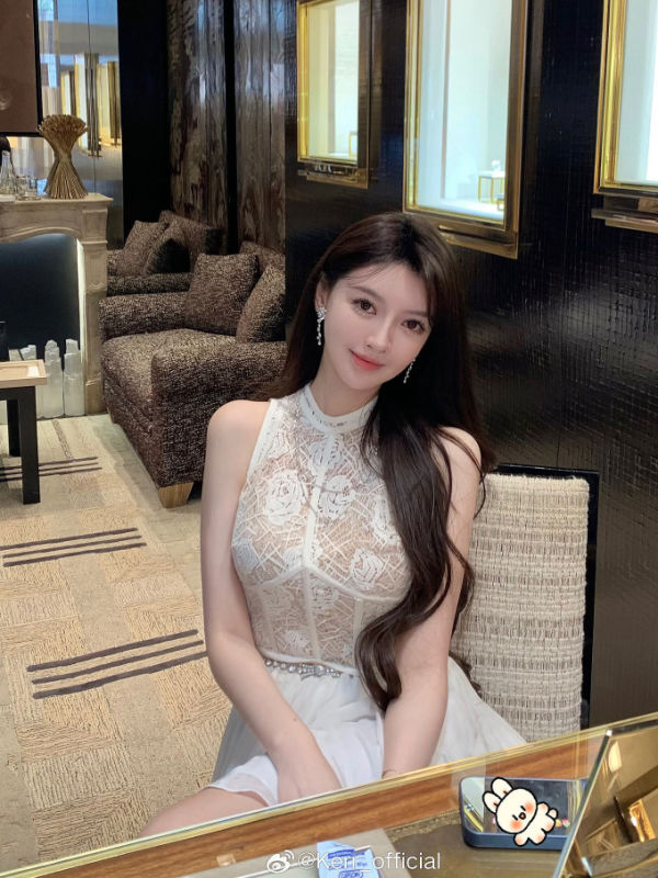 Huang Xiaomings model girlfriend, Ye Ke. Photo courtesy of Yes Weibo