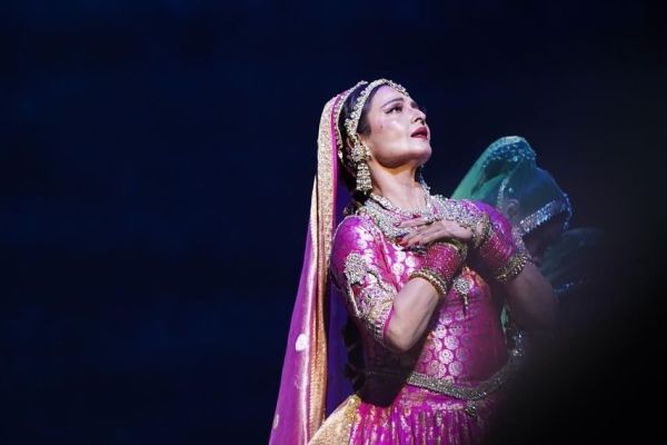 Rekha turned the evening of IIFA Awards pink in a pink outfit. Even today everyone fails in comparison to the beauty of 69 year old Rekha. Rekha's performance lit up the night of the event.