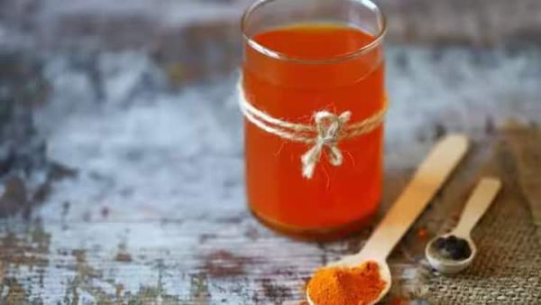 Drinking turmeric mixed with warm water in the morning can cure many chronic health problems. This habit improves health a lot. It can also save you from many problems, which is why health experts recommend drinking this water.