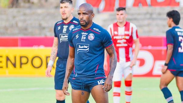 Greg Nwokolo saat berkostum Arema FC pada gelaran Liga 1 2023/2024.