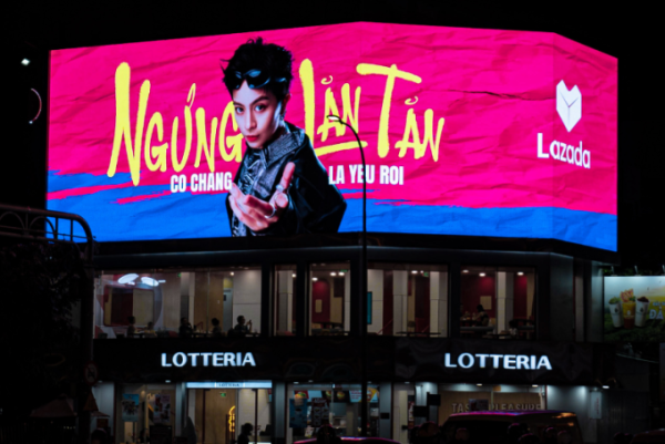 A billboard promotes the Ngung Lan Tan initiative. Photo courtesy of Lazada