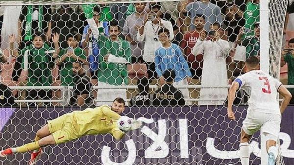 Momen kiper timnas Indonesia Maarten Paes menggagalkan tendangan penalti kapten Arab Saudi, Salem Al Dawsari, pada matchday pertama putaran ketiga Kualifikasi Piala Dunia 2026 di Stadion Kng Abdullah Sports City, Jeddah, Jumat (6/9/2024).