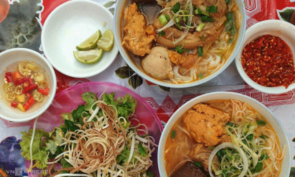 Bun bo Hue is served with fresh herbs and chili in Hue, central Vietnam. Photo by VnExpress/Ngoc Tran