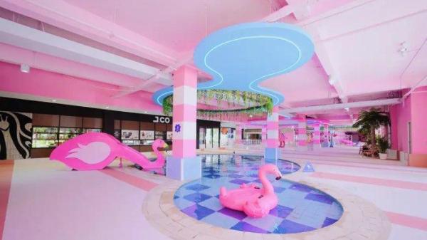 Tropikana Waterpark merupakan tempat wisata air indoor di Bogor yang mengusung konsep tropis dengan warna didominasi pink cerah, biru serta warna kuning.