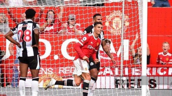 Striker Manchester United asal Portugal Cristiano Ronaldo merayakan setelah mencetak gol pembuka pertandingan sepak bola Liga Inggris antara Manchester United dan Newcastle di Old Trafford di Manchester, barat laut Inggris, pada 11 September 2021.