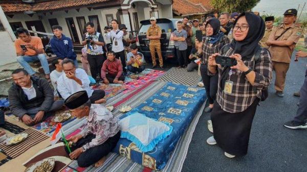 Kasur dan bantal yang dibawa warga saat syukuran selesainya perbaikan jalan di ruasg