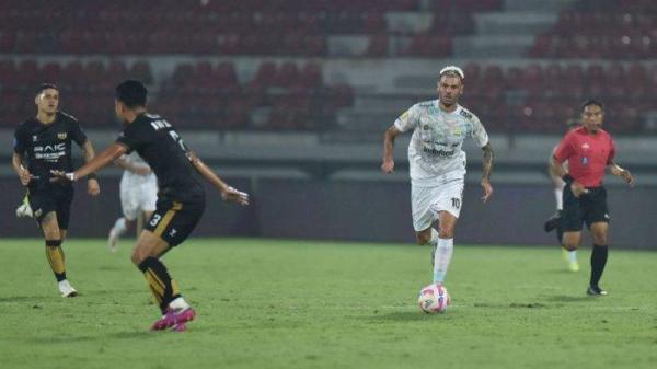 Gelandang Persib Bandung Tyronne del Pino (kaus putih) mencetak gol pada menit ke-22 dan  dan 47 saat melawan Dewa United dalam lanjutan Liga 1 2024/2025 di Stadion Kapyen I Wayan Dipta, Senin (19/8/2024). Pertandingan berakhir 2-2.