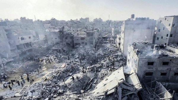 Pengambilan gambar yang diambil dari rekaman video AFPTV ini menunjukkan warga Palestina memeriksa kehancuran pasca serangan Israel di kamp pengungsi Jabalia di Jalur Gaza, pada 1 November 2023, di tengah pertempuran yang sedang berlangsung antara Israel dan gerakan Hamas Palestina.