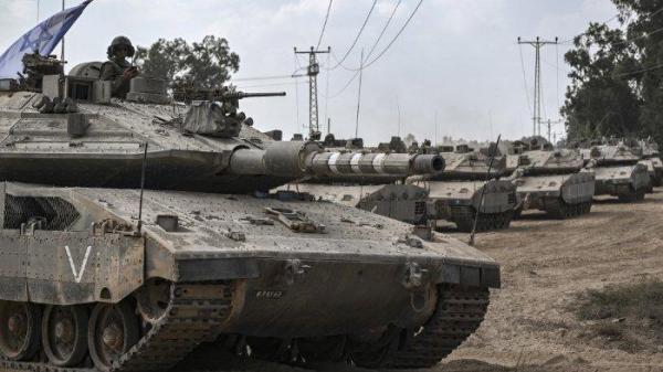 Tank tempur Merkava tentara Israel dikerahkan di sepanjang perbatasan dengan Jalur Gaza di Israel selatan pada 13 Oktober 2023.