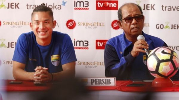 Pelatih Persib Bandung Emral Abus (kedua kiri) didampingi pemain Kim Jefrrey Kurniawan saat jumpa pers di Balai Persis Solo, Surakarta, Jawa Tengah, Kamis (2/11/2017). Persib Bandung menghadapi Persija Jakarta pada lanjutan Liga 1 di Stadion Manahan Solo, Jumat (3/11/2017).