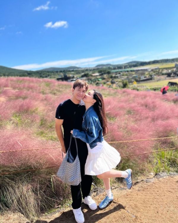 One of the places that Thang Lac Van loves most and must check in immediately after arriving in Jeju is Udo pink grass hill. This place attracts a lot of visitors in the fall when the muhly grass beds turn bright pink stretching across the hillsides.