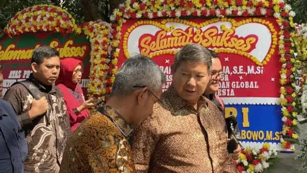 Menteri Energi dan Sumber Daya Mineral (ESDM) sekaligus Ketum Partai Golkar, Bahlil Lahadalia, menjalani sidang terbuka promosi doktor kajian stratejik dan global di Universitas Indonesia (UI). Tokoh yang hadir Surya Paloh, Aburizal Bakrie, Hashim Djojohadikusumo.