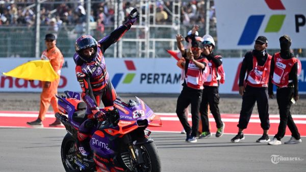 Pebalap Prima Pramac Racing asal Spanyol, Jorge Martin, melakukan selebrasi usai memenangi balapan MotoGP Grand Prix Indonesia di Sirkuit Internasional Mandalika di Mandalika, Nusa Tenggara Barat. Minggu (29 September 2024). (BAY ISMOYO / AFP)