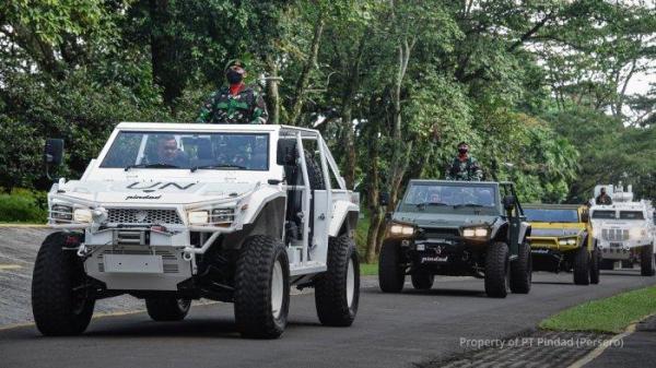 Sejumlah kendaraan produk PT Pindad jenis Maung yakni kendaraan taktis ringan 4x4 untuk mendukung operasi pertempuran jarak dekat dan jelajah medan sulit.