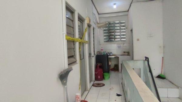 Pintu kamar kos korban pembunuhan dipasangi garis polisi. Kasus pembunuhan ini menewaskan perempuan asal Godong, Grobogan  di Kelurahan Peterongan, Semarang Selatan, Kota Semarang, Jumat (18/10/2024) sekira pukul 00.10 WIB.