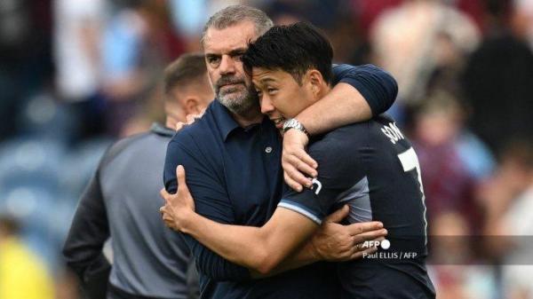 Pelatih Kepala Tottenham Hotspur Yunani-Australia Ange Postecoglou (Kiri) memeluk striker Tottenham Hotspur Korea Selatan #07 Son Heung-Min (kanan) di lapangan setelah pertandingan sepak bola Liga Utama Inggris antara Burnley dan Tottenham Hotspur di Turf Moor di Burnley, utara- Inggris barat pada 2 September 2023. Tottenham memenangkan pertandingan 5-2.