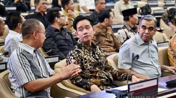 Wakil presiden terpilih Indonesia Gibran Rakabuming Raka (tengah), putra Presiden Joko Widodo yang akan lengser, berbicara dengan Ketua Majelis Permusyawaratan Rakyat (MPR) Ahmad Muzani (kanan), dan Sekretaris Jenderal Partai Amanat Nasional (PAN) Eddy Soeparno selama gladi bersih pelantikan presiden terpilih Indonesia Prabowo Subianto (tidak terlihat) di gedung DPR di Jakarta pada 19 Oktober 2024. (Photo by BAY ISMOYO / AFP)