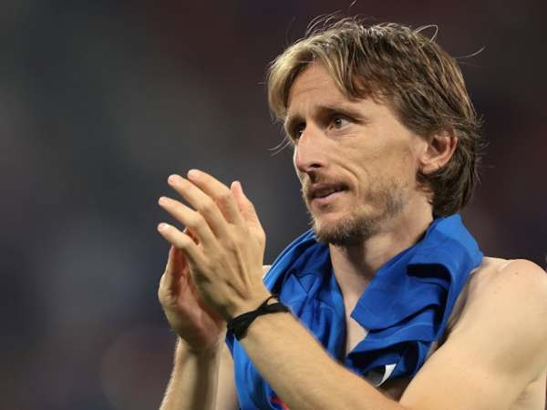 Croatia's Luka Modric applauds the fans after the match on June 24, 2024 (IMAGO)