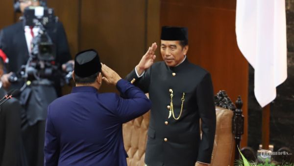 Presiden Prabowo Subianto bersama Presiden ketujuh saling memberi hormat pada acara pelantikan Presiden dan Wakil Presiden Republik Indonesia masa bakti 2024-2029 di Gedung Nusantara, Kompleks Parlemen, Senayan, Jakarta, Minggu (20/10/2024). Prabowo Subianto dan Gibran Rakabuming Raka resmi menjabat sebagai Presiden dan Wakil Presiden Republik Indonesia masa bakti 2024-2029. Tribunnews/Jeprima