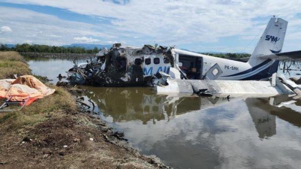 Pesawat SAM Air dengan nomor registrasi PK-SMH (DHC6) jatuh di dekat Bandara Panua, Kecematan Randangan, Kabupaten Pohuwato, Gorontalo Minggu