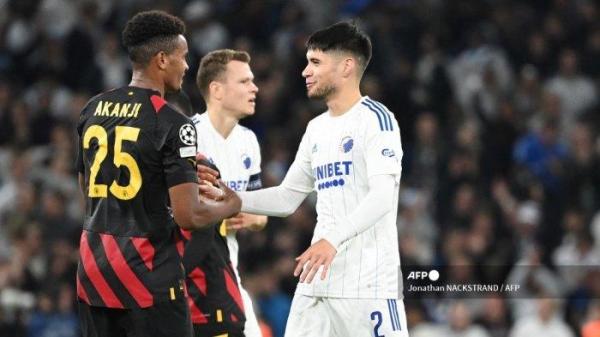 Bek Manchester City dari Swiss, Manuel Akanji (kiri) dan bek FC Copenhagen dari Belanda, Kevin Diks (kanan) berjabat tangan setelah berakhirnya pertandingan sepak bola grup G babak pertama Liga Champions UEFA hari ke-4 FC Copenhagen vs Manchester City di Kopenhagen, Denmark, pada Oktober 11, 2022. Profil Kevin Diks, pemain keturunan Indonesia yang tampil di laga Copenhagen vs Manchester City. Jonathan NACKSTRAND / AFP