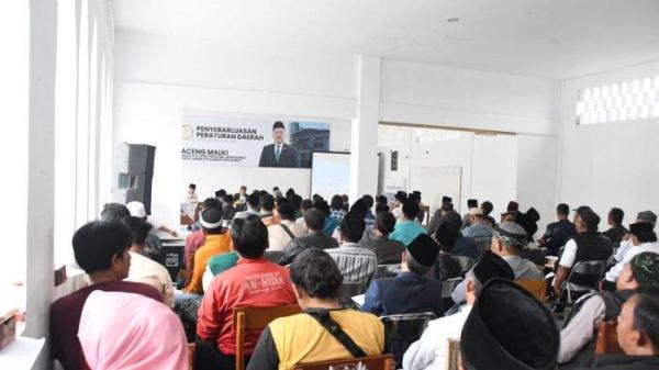 Anggota DPRD Provinsi Jawa Barat Aceng Malki melakukan sosialisasi Peraturan Daerah masa sidang 2024-2025. Kali ini Aceng Malki mensosialisasikan Perda nomor 1 tahun 2021 tentang Fasilitasi Penyelenggaraan Pesantren di Aula Pondok Pesantren Hidayatul Faizien Desa Cikedokan Kecamatan Bayongbong- Kabupaten Garut.