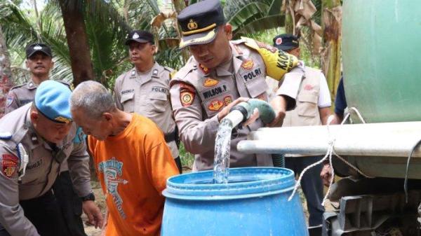 Kapolres Kulon Progo, AKBP Wilson Pasaribu (tengah), saat ikut kegiatan penyaluran air bersih di Kalurahan Kalirejo, Kapanewon Kokap, pada Jumat (18/10/2024).