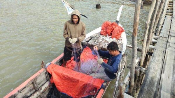 NELAYAN LINGGA - Nelayan saat mengambil hasil tangkapan ikan dari jaring di atas pompong di Pasir Kuning, Desa Tanjung Harapan, Kecamatan Singkep, Kabupaten Lingga, Provinsi Kepri, Senin (21/10/2024).