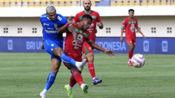 Penyerang Persib Bandung, Ciro Alves, melepaskan tembakan saat melawan Persebaya Surabaya pada pekan kedelapan Liga 1 2024-2025 di Stadion Si Jalak Harupat, Kabupaten Bandung, Jumat (18/10/2024) sore. Persib menang 2-0.