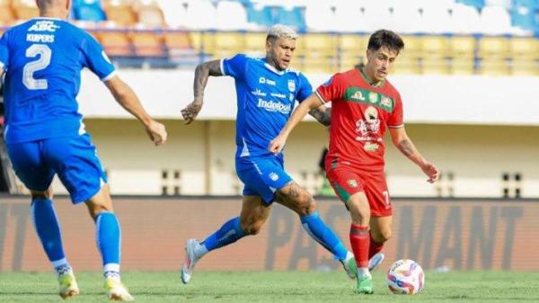 Gelandang Persebaya, Francisco Rivera menguasai bola melewati hadangan pemain Persib di Stadion Si Jalak Harupat, Kabupaten Bandung, Jumat (18/10/2024) sore ini. Laga berakhir 2-0 untuk kemenangan Persib.