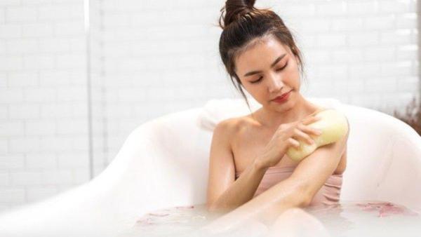 Mandi sebelum menggunakan parfum dapat membantu membuat aromanya jadi lebih tahan lama.