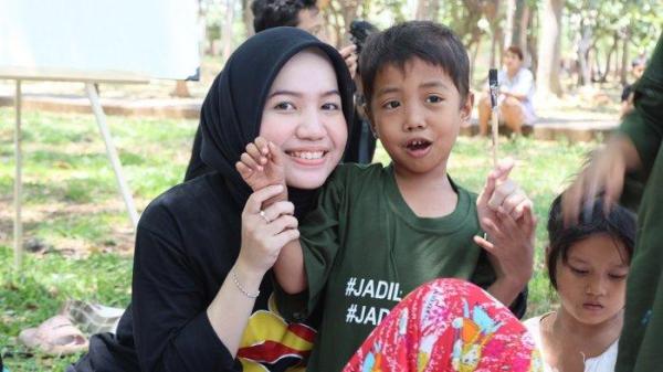 Peserta Sekolah di Alam berfoto bersama salah satu volunteer dari Gevona