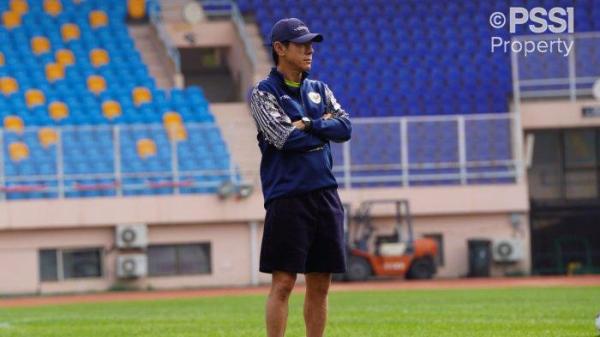 Pelatih Timnas Indonesia, Shin Tae-yong, saat memimpin latihan perdana di Stadion Qingdao Tiantai, Shandong, Sabtu (12/10/2024).