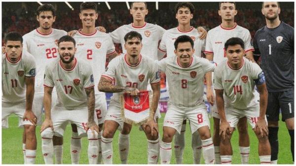 Para pemain Timnas Indonesia melakukan sesi foto sebelum kick-off pertandingan melawan China di Kualifikasi Piala Dunia 2026 Ronde Ketiga, Selasa (15/10/2024) di Qingdao Youth Football Stadium.