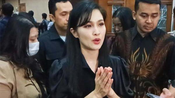 Sandra Dewi ditemui usai menjadi saksi kasus dugaan Korupsi PT Timah yang menyeret suaminya Harvey Moeis menjadi terdakwa di Pengadilan Negeri Tipikor Jakarta Pusat, Kamis (10/10/2024).