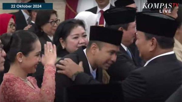 Ada momen menarik saat Raffi Ahmad dilantik. Ia dan istrinya Nagita Slavina menunjukkan rasa hormatnya ala militer pada Prabowo.