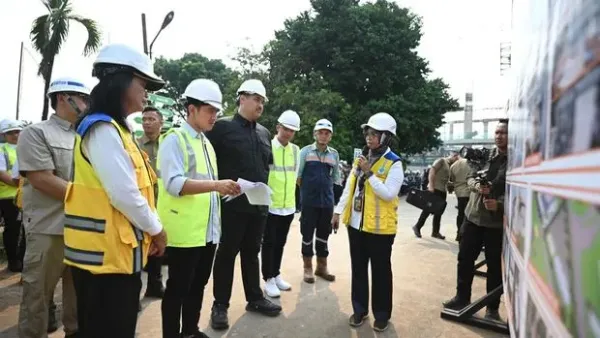 Gibran Rakabuming Raka meninjau progres pembangunan Cibubur Youth Elite Sport Center (CYESC) di Jakarta Timur didampingi Dito Ariotedjo dan Taufik Hidayat. (dok BPMI Setwapres).