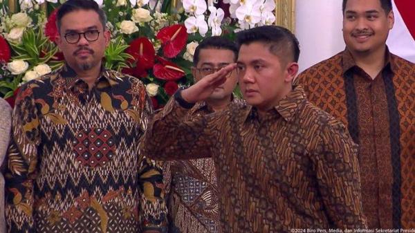 Mayor (Inf) Teddy Indra Wijaya atau Mayor Teddy memberi hormat kepada Presiden Prabowo Subianto usai diumumkan sebagai Sekretaris Kabinet di Istana Merdeka Jakarta, pada Minggu (20/10/2024) malam.  