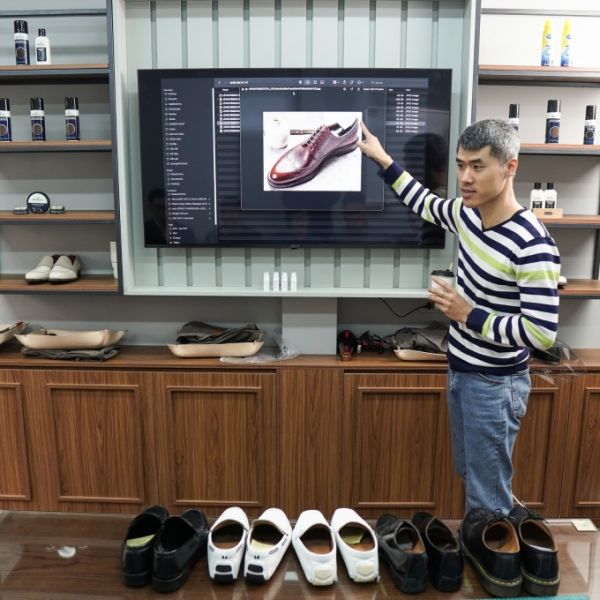 Mr. Phong teaches shoemaking to students, 2024. Photo: Le Khoi Nguyen