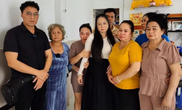 Ms. Le Hang (formerly known as Nguyet), wearing a white shirt, reunited with her mother and siblings in her family, April 15, 2024. Photo: Tuan Vy